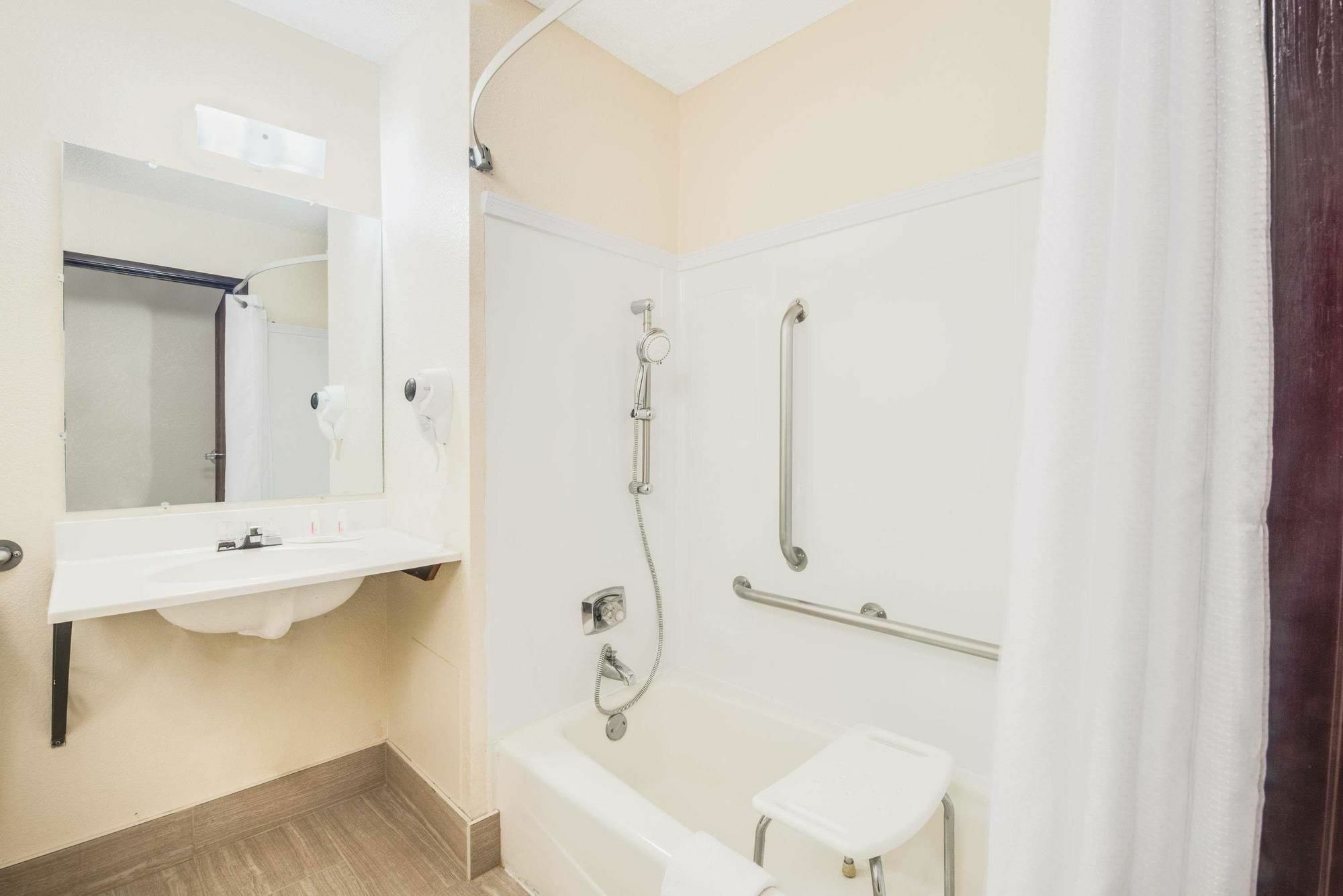 Super 8 By Wyndham Grand Forks Hotel Luaran gambar